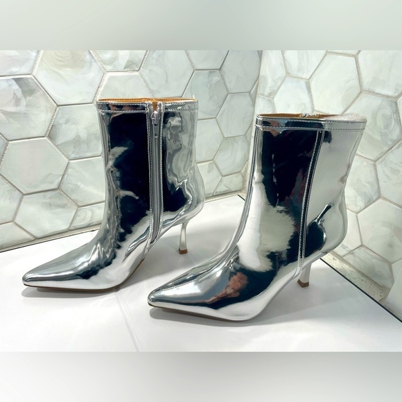 Wild Diva Shoes - Wild Diva Lounge Silver Metallic Pointed Toe Bootie Size 7 M ‘Sultry’ Ankle High